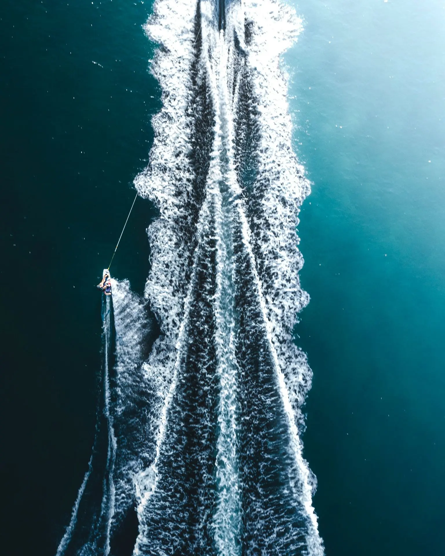Sillage bateau wakeboard